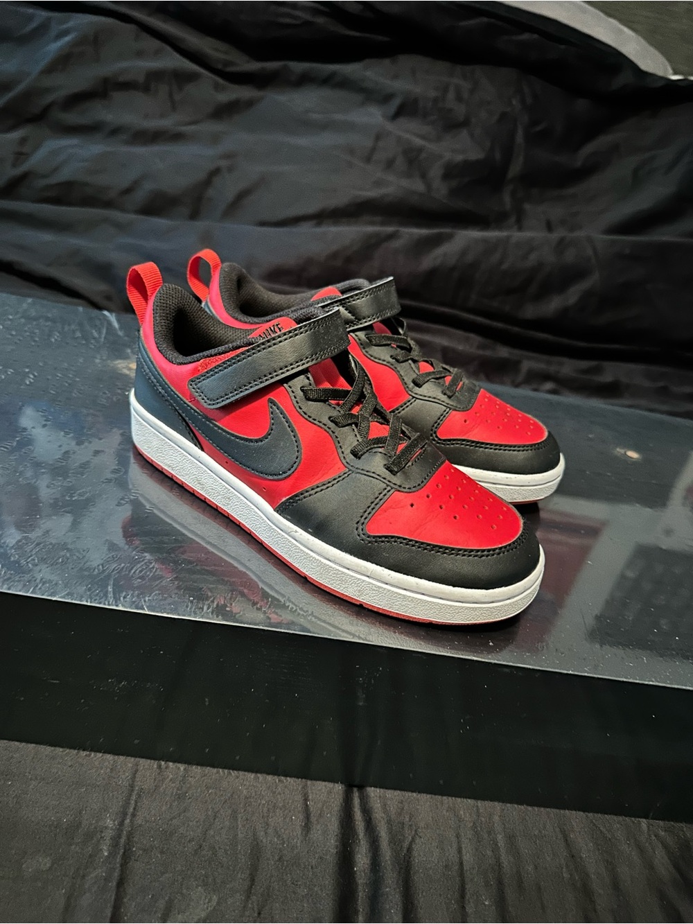 Nike Kids Black and Red Low-Top Sneakers